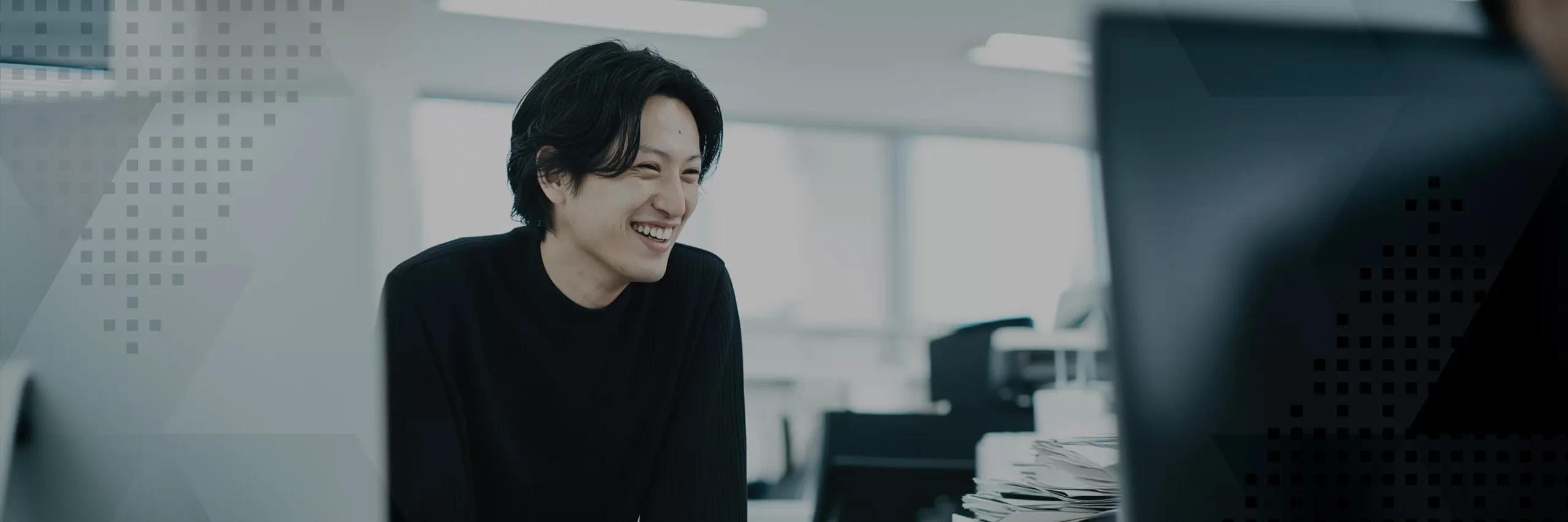 スマホで動画を見ている男性